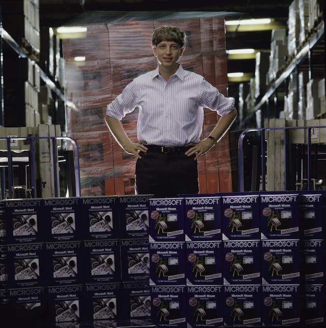 Bull Gates posa dietro al packaging di prodotti Microsoft nel 1986. (Photo by Joe McNally/Getty Images) (Getty Images)
