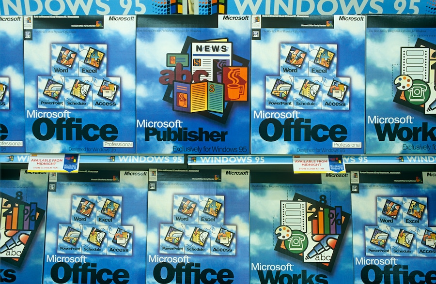 Pacchetti di software Microsoft in vendita in un negozio londinese nel 1995. (Photo by Richard Baker / In Pictures via Getty Images Images) (In Pictures via Getty Images)