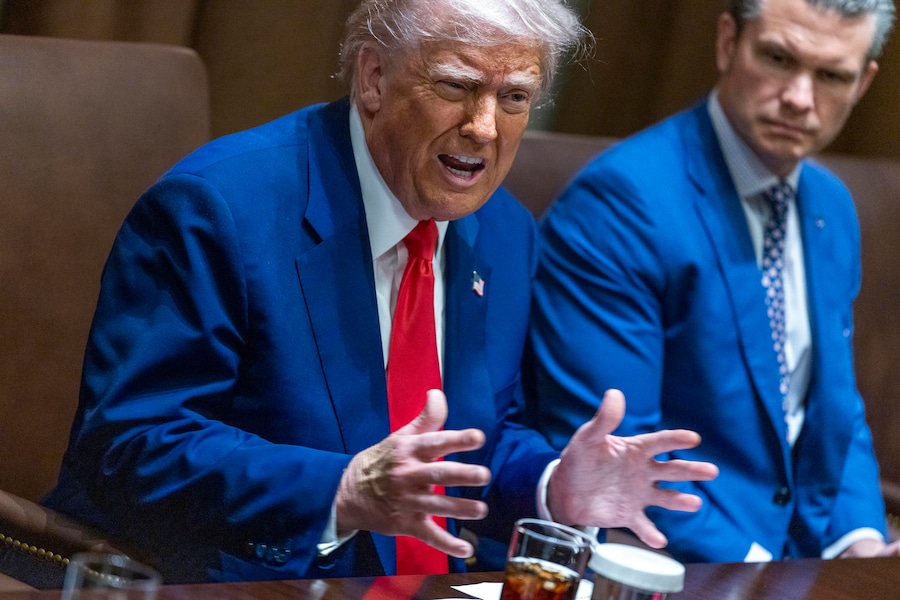 Il presidente degli Stati Uniti Donald J. Trump risponde a una domanda dei media durante una riunione di gabinetto nella Cabinet Room della Casa Bianca a Washington (EPA)