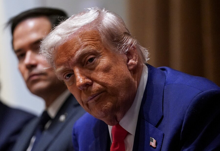 Il presidente degli Stati Uniti Donald Trump partecipa a una riunione di gabinetto alla Casa Bianca a Washington (REUTERS)