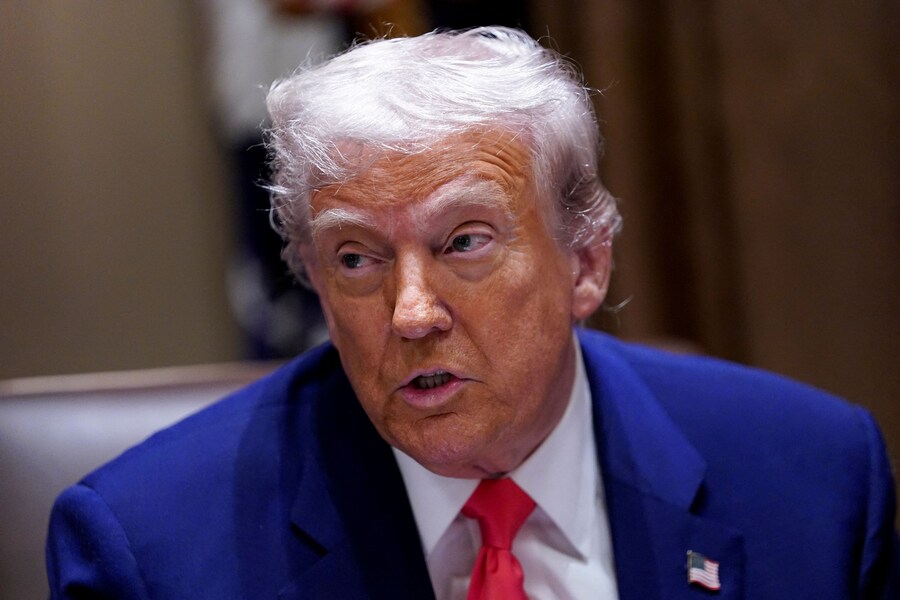 Il presidente degli Stati Uniti Donald Trump partecipa a una riunione di gabinetto alla Casa Bianca a Washington (REUTERS)