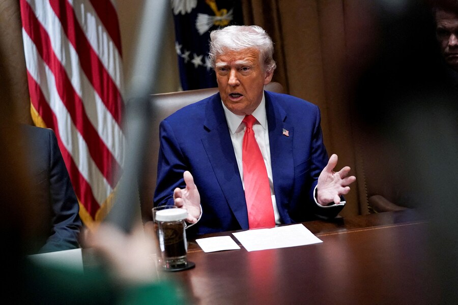 Il presidente degli Stati Uniti Donald Trump partecipa a una riunione di gabinetto alla Casa Bianca a Washington (REUTERS)