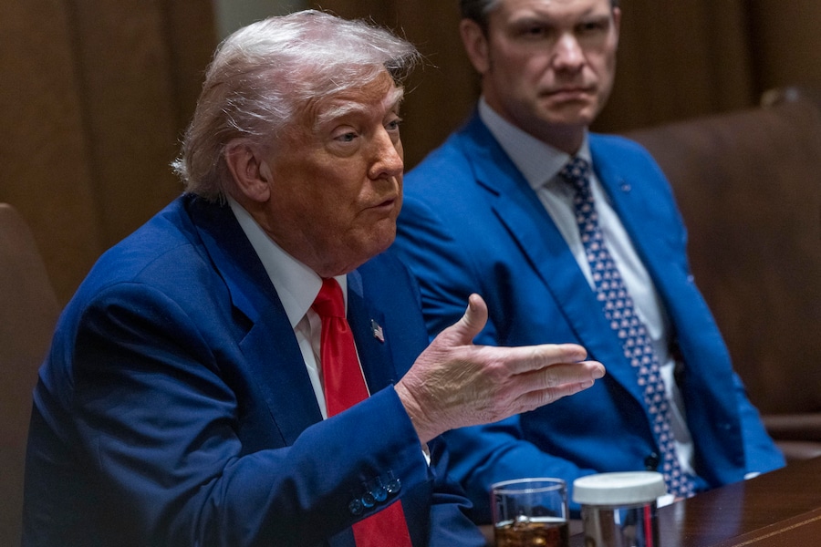 Il presidente degli Stati Uniti Donald J. Trump risponde a una domanda dei media durante una riunione di gabinetto nella Cabinet Room della Casa Bianca a Washington (EPA)