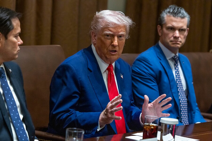 Il presidente degli Stati Uniti Donald J. Trump (al centro) risponde a una domanda dei media durante una riunione di gabinetto nella Cabinet Room della Casa Bianca a Washington (EPA)