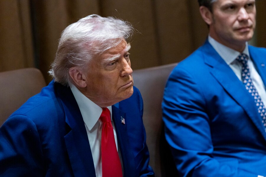 Il presidente degli Stati Uniti Donald J. Trump ascolta le osservazioni durante una riunione di gabinetto nella Cabinet Room della Casa Bianca a Washington (EPA)