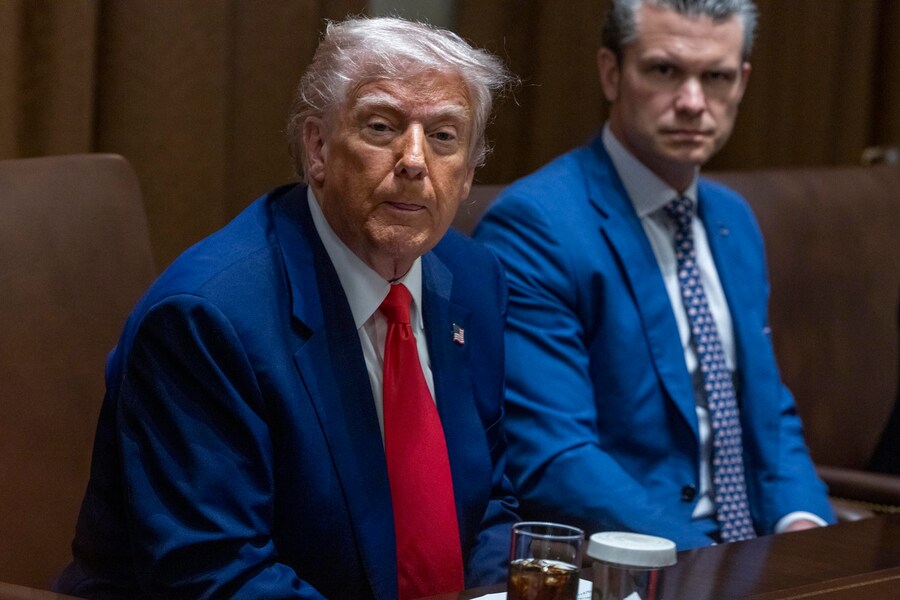 Il presidente degli Stati Uniti Donald J. Trump risponde a una domanda dei media durante una riunione di gabinetto nella Cabinet Room della Casa Bianca a Washington (EPA)