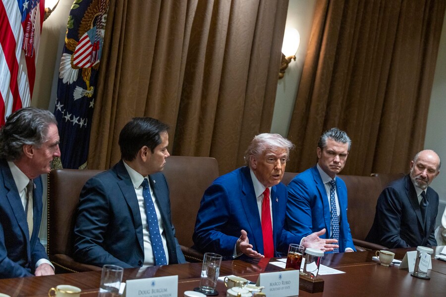 Il presidente degli Stati Uniti Donald J. Trump risponde a una domanda dei media durante una riunione di gabinetto nella Cabinet Room della Casa Bianca a Washington (EPA)