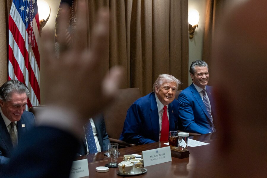 Il presidente degli Stati Uniti Donald J. Trump risponde a una domanda dei media durante una riunione di gabinetto nella Cabinet Room della Casa Bianca a Washington (EPA)