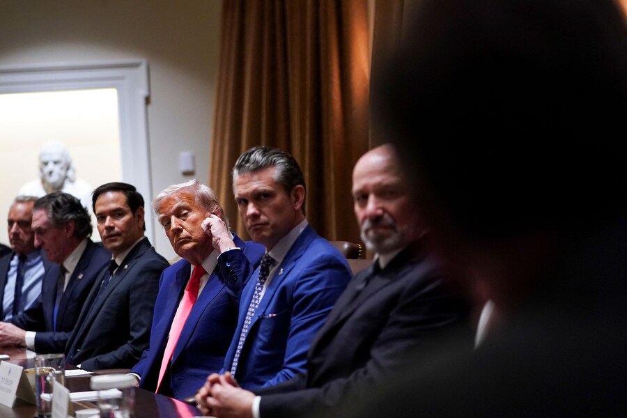 Il presidente degli Stati Uniti Donald Trump, il ministro della Salute Robert F. Kennedy Jr., il segretario degli Interni Doug Burgum, il segretario di Stato americano Marco Rubio, il segretario della Difesa Pete Hegseth e il segretario al Commercio Howard Lutnick partecipano a una riunione di gabinetto alla Casa Bianca a Washington (REUTERS)
