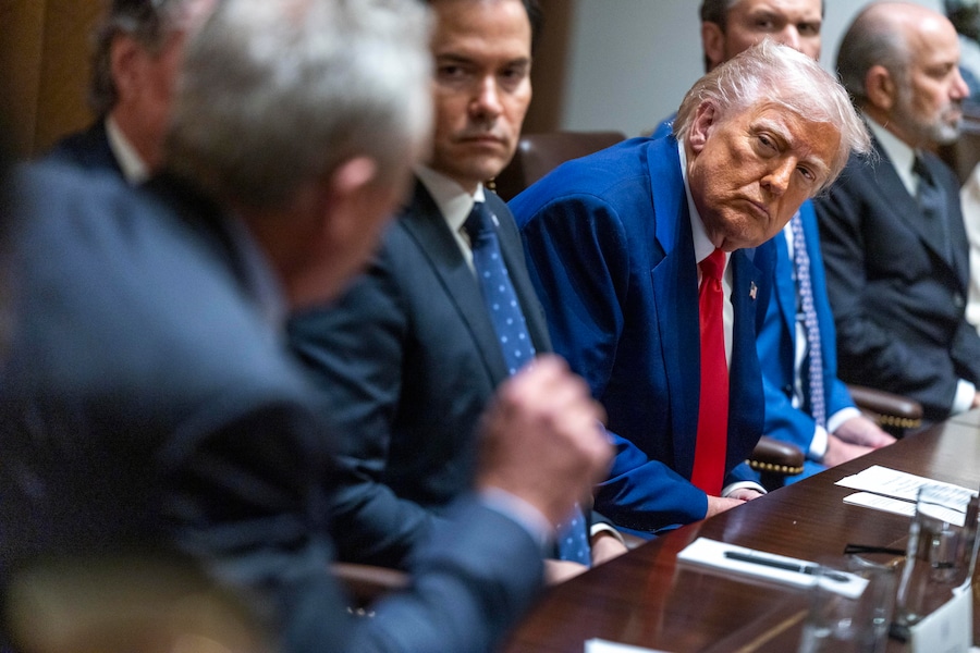 Il presidente degli Stati Uniti Donald J. Trump ascolta le osservazioni durante una riunione di gabinetto nella Cabinet Room della Casa Bianca a Washington (EPA)