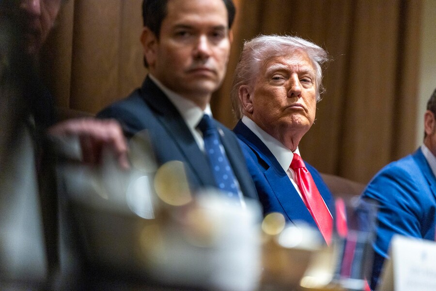 Il presidente degli Stati Uniti Donald J. Trump ascolta le osservazioni durante una riunione di gabinetto nella Cabinet Room della Casa Bianca a Washington (EPA)