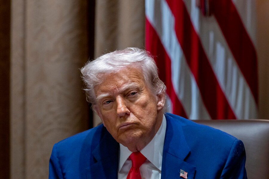 Il presidente degli Stati Uniti Donald J. Trump ascolta le osservazioni durante una riunione di gabinetto nella Cabinet Room della Casa Bianca a Washington (EPA)