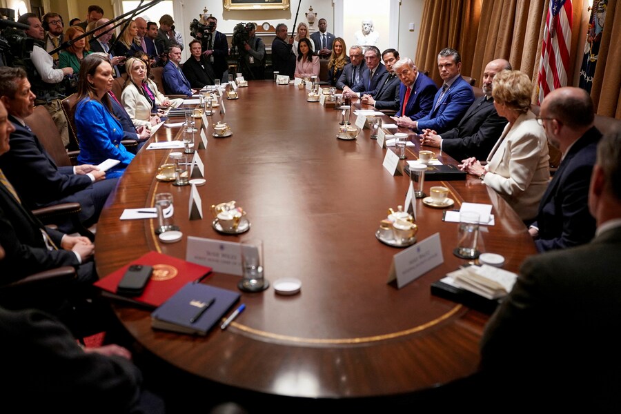 Il presidente Donald Trump, al centro a destra, parla durante una riunione di gabinetto nella Cabinet Room della Casa Bianca (APN)