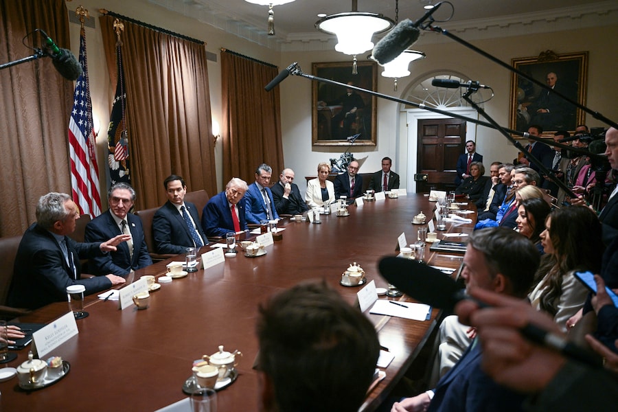 Il Segretario della Salute e dei Servizi Umani Robert F. Kennedy Jr., da sinistra, parla mentre il Segretario degli Interni Doug Burgum, il Segretario di Stato Marco Rubio, il Presidente Donald Trump, il Segretario della Difesa Pete Hegseth, il Segretario al Commercio Howard Lutnick, la Segretaria all’Istruzione Linda McMahon, il Direttore dell’Ufficio di Gestione e Bilancio Russell Vought e il Consigliere per la Sicurezza Nazionale della Casa Bianca Mike Waltz ascoltano durante una riunione di gabinetto nella Sala del Gabinetto della Casa Bianca (APN)