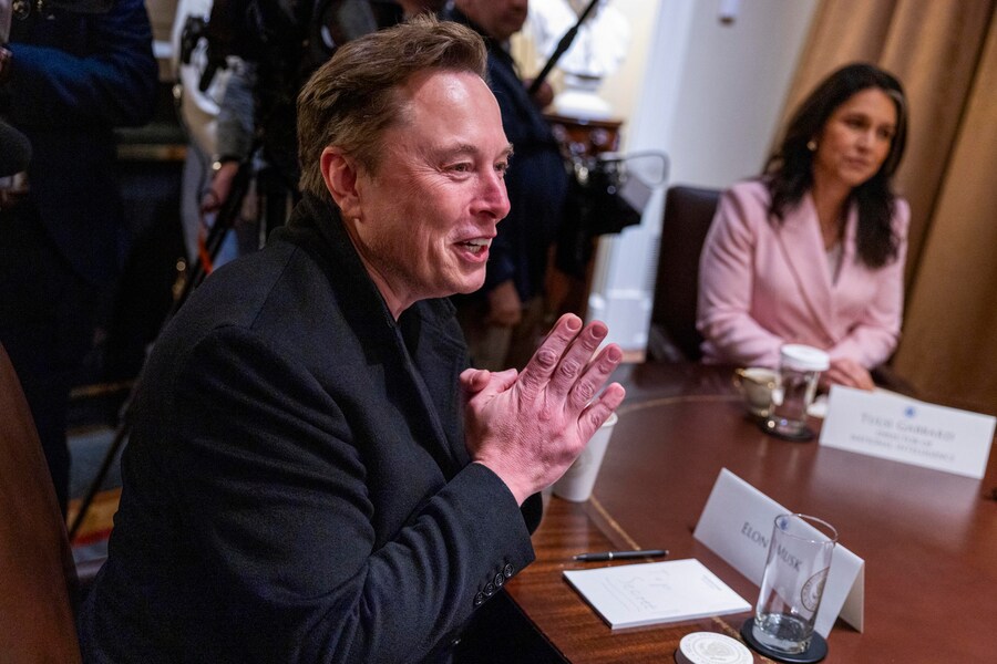 Elon Musk, CEO di Tesla e consigliere senior del presidente degli Stati Uniti Donald Trump, pronuncia un discorso durante una riunione di Gabinetto nella Cabinet Room della Casa Bianca a Washington (EPA)