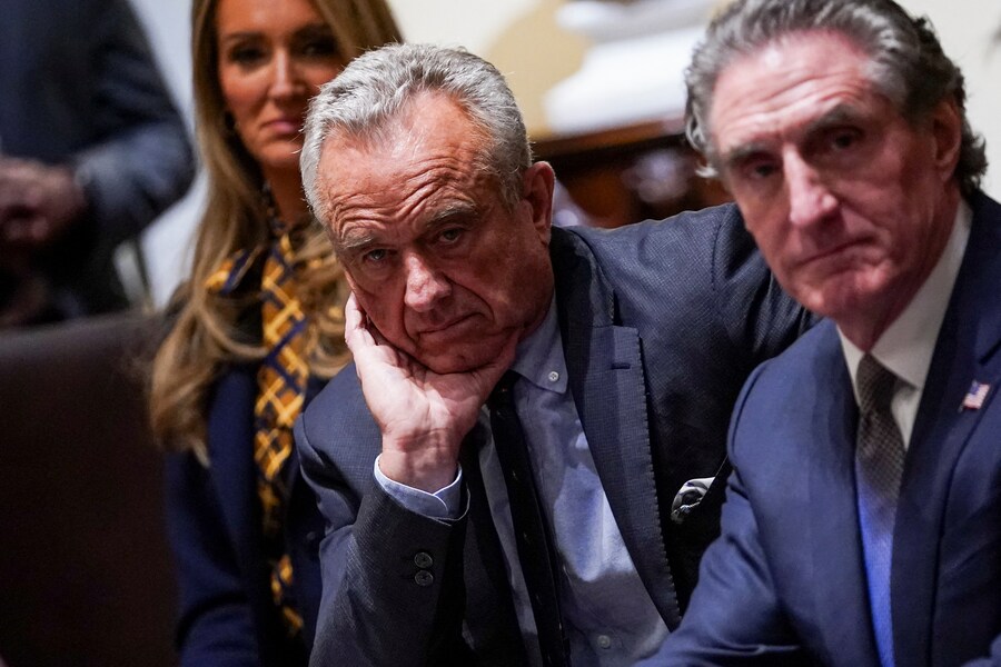Il Segretario alla Salute degli Stati Uniti Robert F. Kennedy Jr. e il Segretario degli Interni Doug Burgum partecipano a una riunione di gabinetto alla Casa Bianca a Washington (REUTERS)