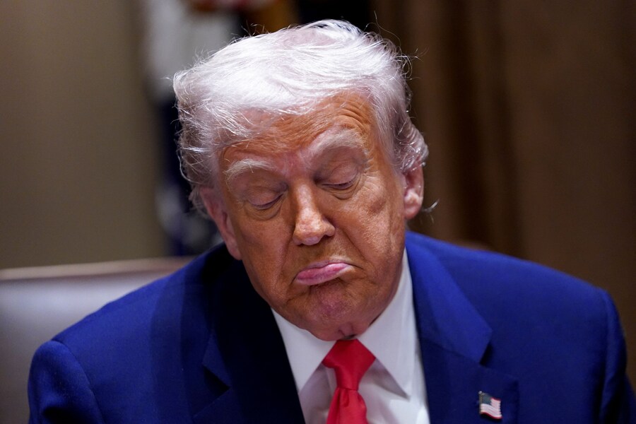 Il presidente degli Stati Uniti Donald Trump durante una riunione di gabinetto alla Casa Bianca a Washington (REUTERS)
