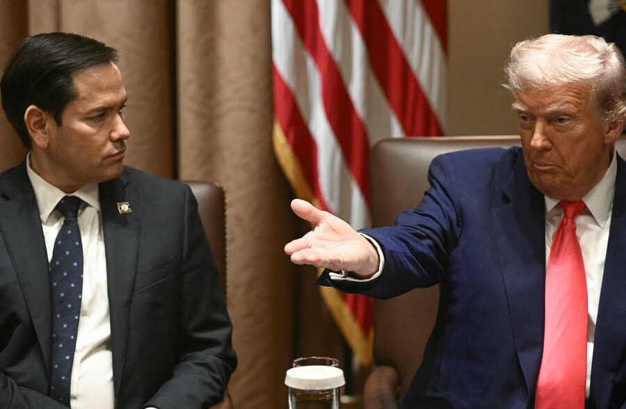 Il presidente degli Stati Uniti Donald Trump parla sotto gli occhi del Segretario di Stato Marco Rubio durante una riunione di gabinetto nella Cabinet Room della Casa Bianca (AFP)