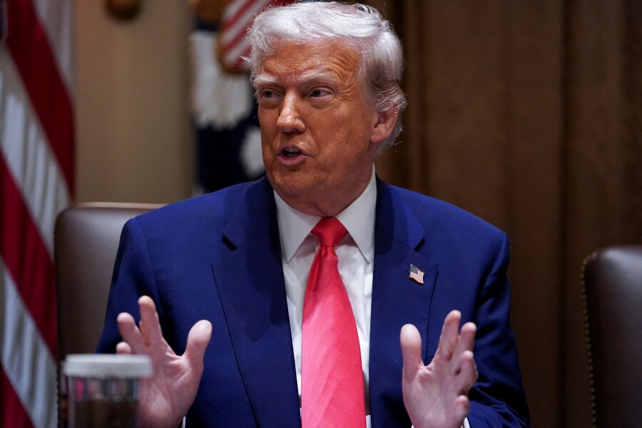 Il presidente degli Stati Uniti Donald Trump partecipa a una riunione di gabinetto alla Casa Bianca a Washington (REUTERS)