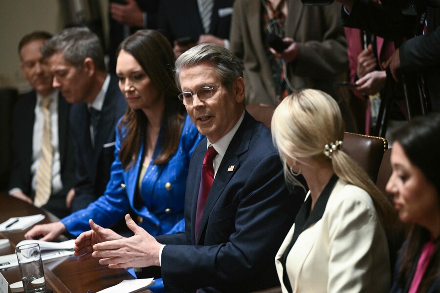 Il Segretario al Tesoro statunitense Scott Bessent parla durante una riunione di gabinetto nella Cabinet Room della Casa Bianca (AFP)
