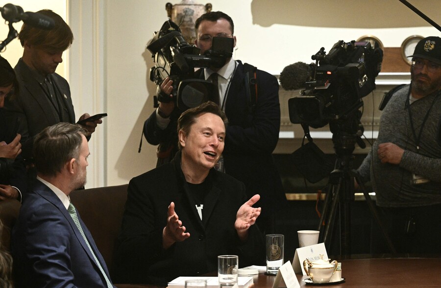 Elon Musk parla durante una riunione di gabinetto nella Cabinet Room della Casa Bianca (AFP)