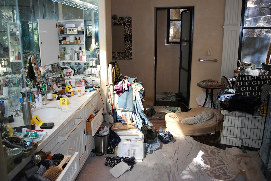 Un’immagine fornita dall’ufficio dello sceriffo della contea di Santa Fe nel corso delle indagini e della perquisizione della casa di Gene Hackman e di sua moglie Betsy Arakawa, dove i due sono stati trovati morti giovedì 27 febbraio 2025. (APN)