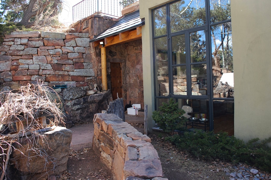 Un’immagine fornita dall’ufficio dello sceriffo della contea di Santa Fe nel corso delle indagini e della perquisizione della casa di Gene Hackman e di sua moglie Betsy Arakawa, dove i due sono stati trovati morti giovedì 27 febbraio 2025. (APN)