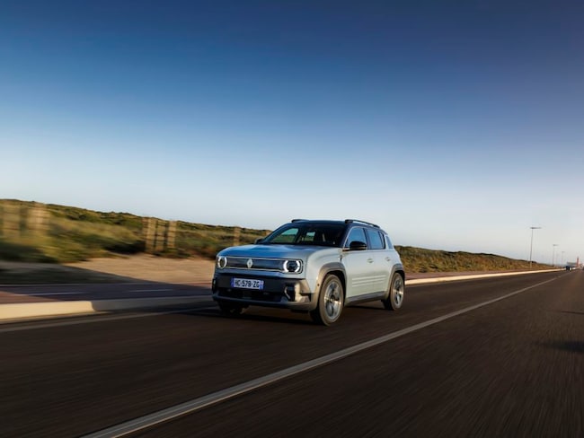 Renault 4 E-Tech Electric, le foto della prova dell’urban suv a batteria