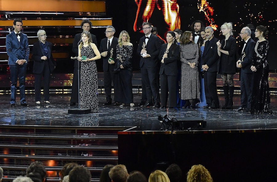 La regista Maura Delpero con il cast del fim "Vermiglio". (ANSA)
