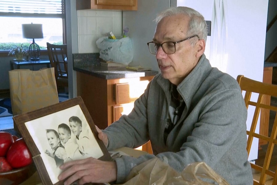 John Prevost indica una vecchia foto dei suoi fratelli, tra cui il neoeletto Papa Leone XIV, Robert Prevost, a sinistra, durante un’intervista con l’Associated Press giovedì 8 maggio 2025, a New Lennox, Illinois. (AP Photo/Obed Lamy) (APN)