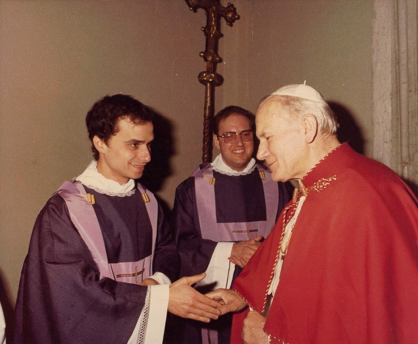 Immagine senza data di Robert Prevost, ora Papa Leone XIV, con il defunto ex Papa Giovanni Paolo II. (Augustinian Province of Our Mother of Good Counsel/Handout via REUTERS) (via REUTERS)