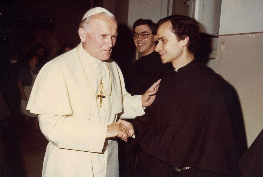 Immagine senza data di Robert Prevost, ora Papa Leone XIV, con il defunto ex Papa Giovanni Paolo II. (Augustinian Province of Our Mother of Good Counsel/Handout via REUTERS) (via REUTERS)