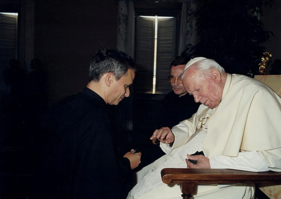 Immagine senza data di Robert Prevost, ora Papa Leone XIV, con il defunto ex Papa Giovanni Paolo II. (Augustinian Province of Our Mother of Good Counsel/Handout via REUTERS) (via REUTERS)