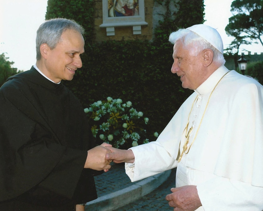 Fotografia senza data di Robert Prevost, ora Papa Leone XIV, con il defunto Papa Benedetto XVI. (Augustinian Province of Our Mother of Good Counsel/Handout via REUTERS) (via REUTERS)