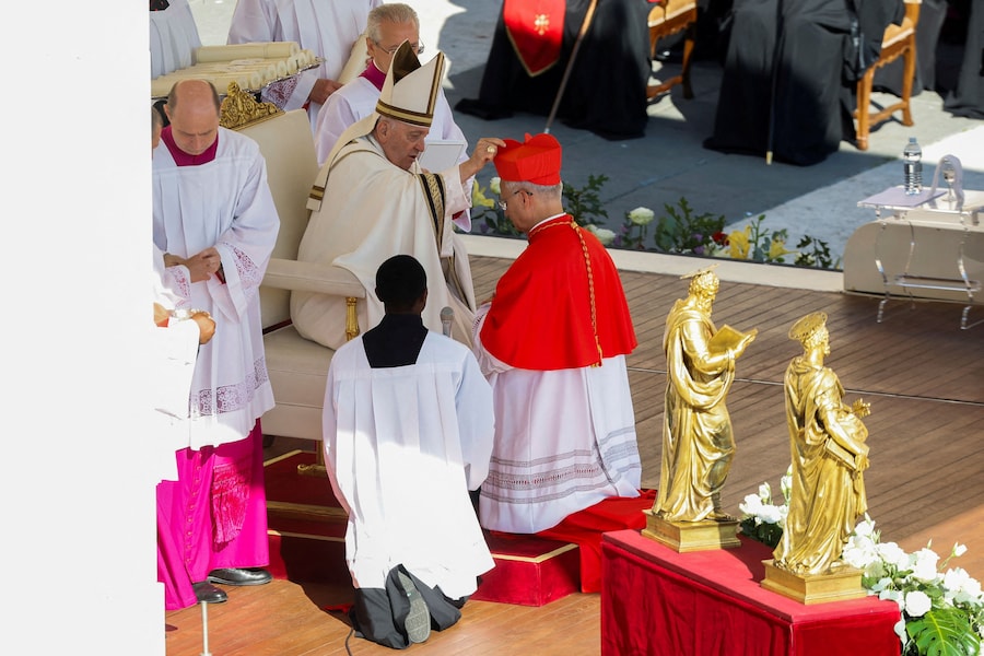 Papa Francesco benedice il cardinale Robert Prevost durante una cerimonia di concistoro per elevare i prelati cattolici romani al rango di cardinale, in piazza San Pietro in Vaticano, 30 settembre 2023. (REUTERS/Remo Casilli/File Photo) (REUTERS)