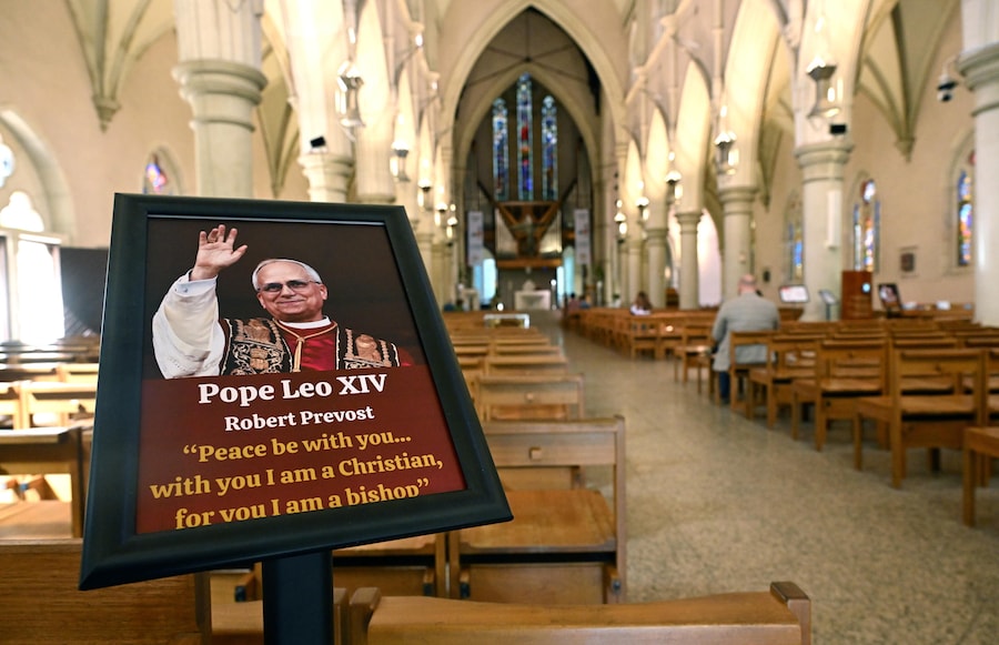 Un ritratto di Papa Leone XIV è esposto durante una messa nella Cattedrale di Santo Stefano a Brisbane, in Australia, il 9 maggio 2025. I cattolici australiani accolgono con favore la nomina dell’americano Robert Francis Prevost a Papa Leone XIV, affermando che è una persona disponibile e disponibile ad ascoltare. (EPA/DARREN) (EPA)