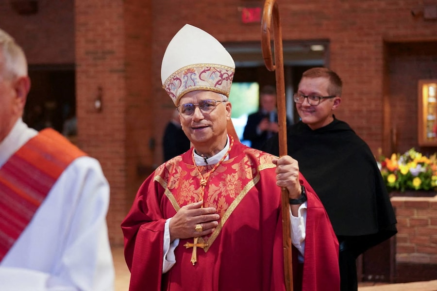 L’allora cardinale Robert F. Prevost, ora papa Leone XIV, celebra la messa nella parrocchia di St. Jude, a New Lenox, Illinois, Stati Uniti, nel 2024. (Augustinian Province of Our Mother of Good Counsel/Handout via REUTERS) (via REUTERS)
