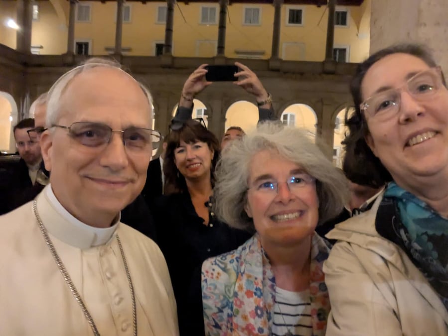 Papa Prevost ha fatto la sua prima uscita a sorpresa: è ritornato a salutare le persone al Palazzo del Sant'Uffizio dove viveva, 08 maggio 2025. Papa Leone XIV è dunque tornato nel luogo dove vive dal 2023, nel Palazzo del Sant'Uffizio. Ha salutato le persone nel cortile, si è lasciato fotografare con loro e alla fine ha impartito a tutti una semplice benedizione. X NATHALIE BECQUART (ANSA)
