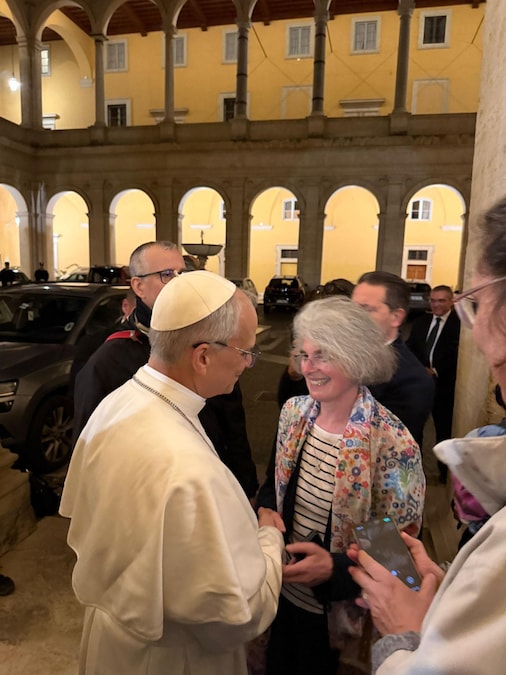 Papa Prevost ha fatto la sua prima uscita a sorpresa: è ritornato a salutare le persone al Palazzo del Sant'Uffizio dove viveva, 08 maggio 2025. Papa Leone XIV è dunque tornato nel luogo dove vive dal 2023, nel Palazzo del Sant'Uffizio. Ha salutato le persone nel cortile, si è lasciato fotografare con loro e alla fine ha impartito a tutti una semplice benedizione. X NATHALIE BECQUART (ANSA)
