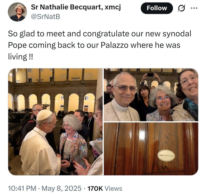 Papa Prevost ha fatto la sua prima uscita a sorpresa: è ritornato a salutare le persone al Palazzo del Sant'Uffizio dove viveva, 08 maggio 2025. Papa Leone XIV è dunque tornato nel luogo dove vive dal 2023, nel Palazzo del Sant'Uffizio. Ha salutato le persone nel cortile, si è lasciato fotografare con loro e alla fine ha impartito a tutti una semplice benedizione. X NATHALIE BECQUART (ANSA)