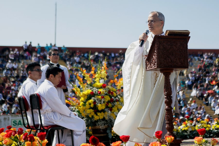 Papa Leone XIV, allora amministratore apostolico di Chiclayo Robert Prevost, predica durante la celebrazione del Corpus Domini in uno stadio di Chiclayo, Perù, venerdì 19 giugno 2015. (AP Photo/Julio Reano) (APN)