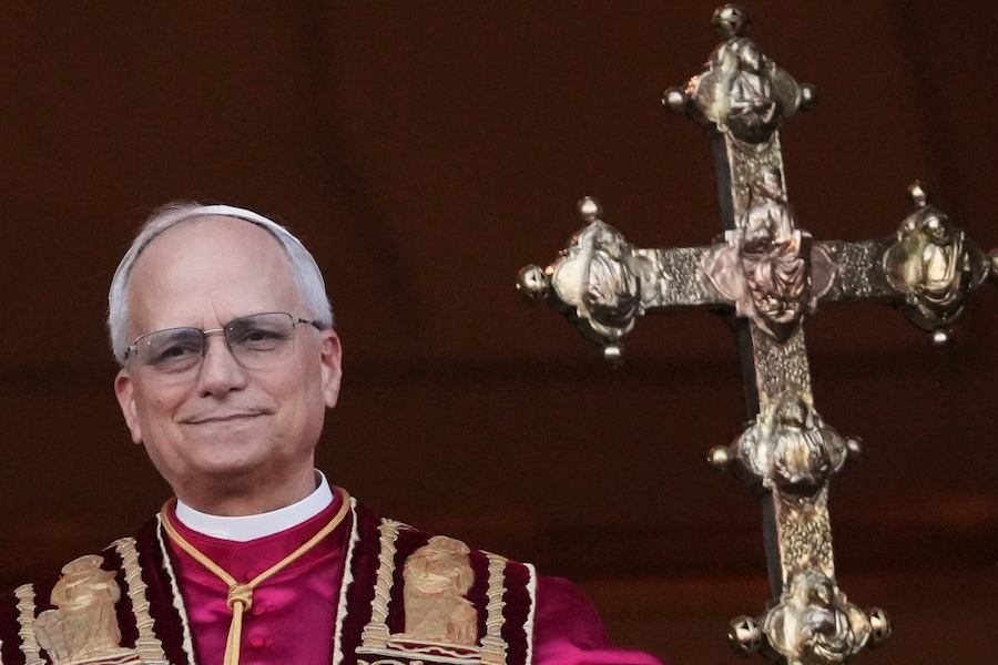 Il neoeletto Papa Leone XIV appare al balcone della Basilica di San Pietro in Vaticano, giovedì 8 maggio 2025. (AP Photo/Alessandra Tarantino) (APN)