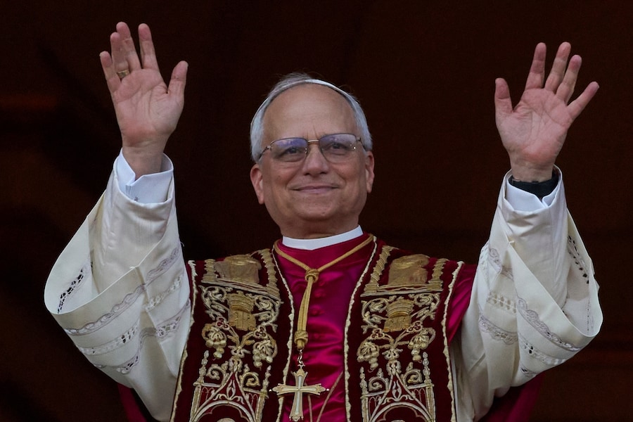 Il neoeletto Papa Leone XIV appare al balcone della Basilica di San Pietro in Vaticano, giovedì 8 maggio 2025. (AP Photo/Andrew Medichini) (APN)