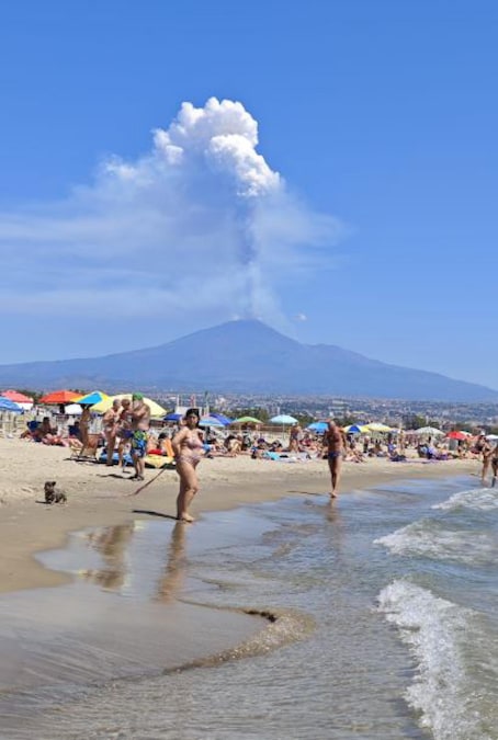 Eruzione Etna dalla Plaia di Catania piena di bagnanti, 2 giugno 2025. (ANSA)
