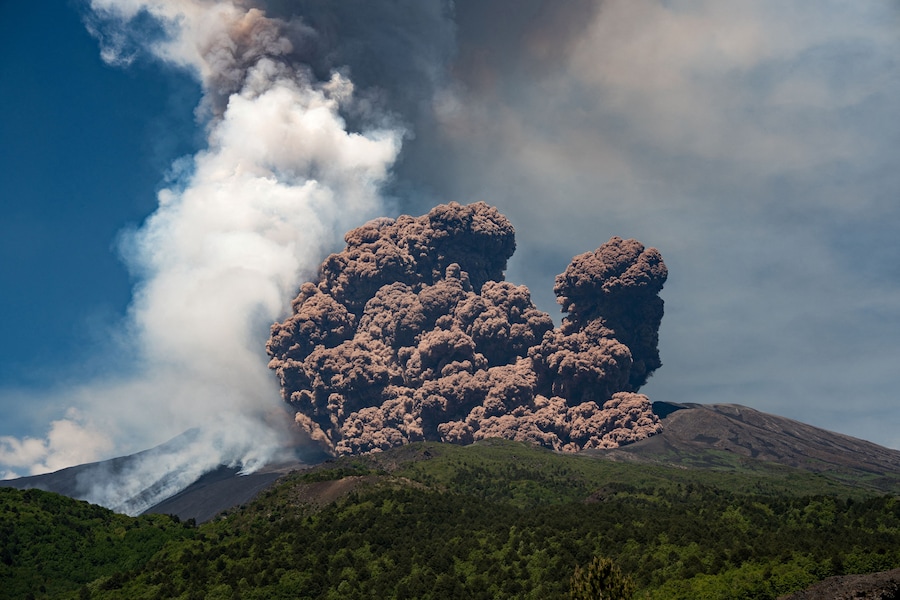 Vapore vulcanico si alza dall’Etna, visto da Milo. (REUTERS/Marco Restivo)