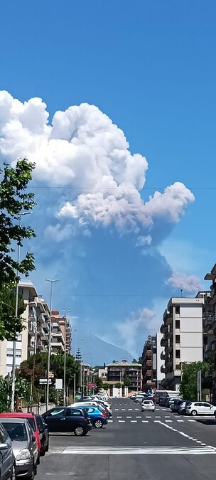 Fase eruttiva dell'Etna dal cratere di Sud-Est prosegue con esplosioni stromboliane di intensità crescente, Catania, 2 giugno 2025. (ANSA)