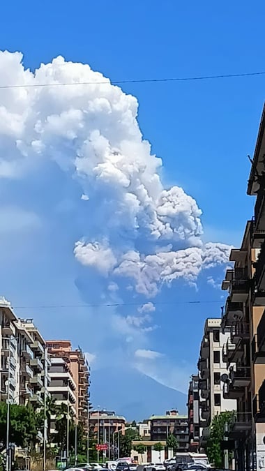 Fase eruttiva dell'Etna dal cratere di Sud-Est prosegue con esplosioni stromboliane di intensità crescente, Catania, 2 giugno 2025. (ANSA)