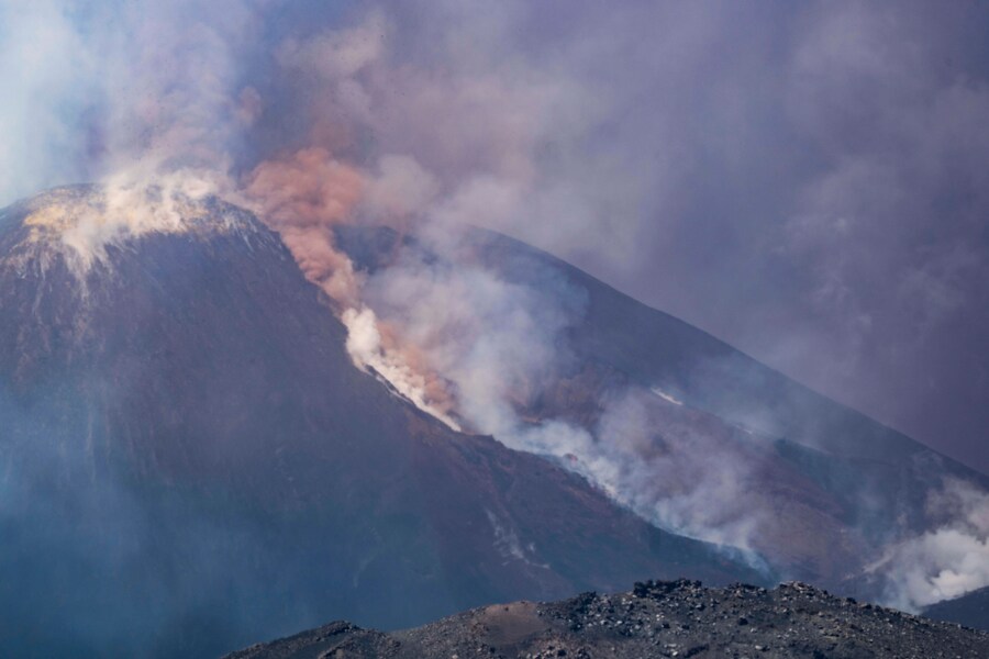Nuvole di fumo si alzano dal vulcano Etna, lunedì 2 giugno 2025 ((AP Photo/Giuseppe Distefano/Associated Press/LaPresse)