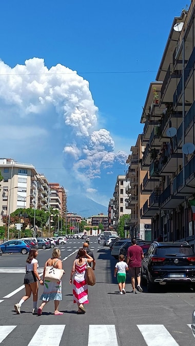 Fase eruttiva dell'Etna dal cratere di Sud-Est prosegue con esplosioni stromboliane di intensità crescente, Catania, 2 giugno 2025. (ANSA)