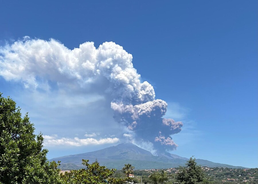 Eruzione dell’Etna vista da San Giovanni La Punta (Catania), 2 giugno 2025. (Ansa / Domenico Maugeri)
